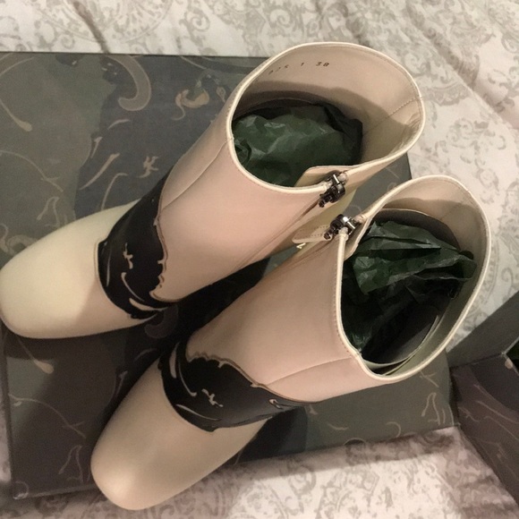 Valentino Garavani Panther Leather 90mm Bootie - Picture 6 of 8